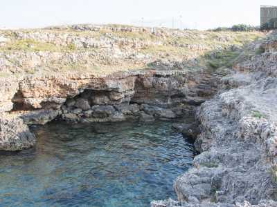 Dall�alto sembra una vera e propria piscina cristallina, a cui si riesce ad avvicinarsi tramite singolari scalini ricavati nella pietra